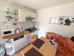 Køleskab, mikrobølgeovn, opvaskemaskine, kaffe-/temaskine