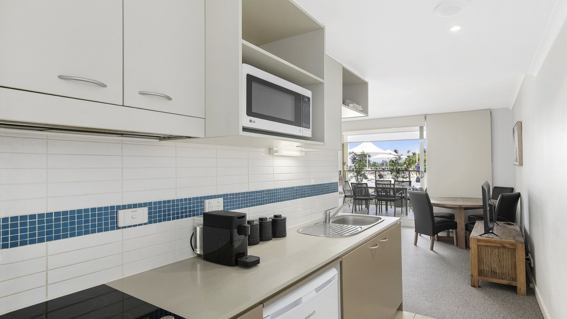 POOLSIDE PARADISE ETTALONG BEACH RESORT