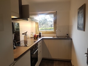 Geladeira, micro-ondas, fogão, cooktop