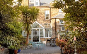 Outdoor dining - A luxury, spacious self-catering Edinburgh Townhouse with on-site parking and a south-facing garden. (Edinburgh)