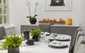 Dining - A luxury, spacious self-catering Edinburgh Townhouse with on-site parking and a south-facing garden. (Edinburgh)