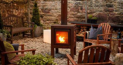 A luxury, spacious self-catering Edinburgh Townhouse with on-site parking and a south-facing garden.