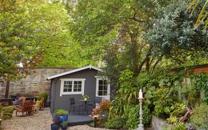Outdoor dining - A luxury, spacious self-catering Edinburgh Townhouse with on-site parking and a south-facing garden. (Edinburgh)