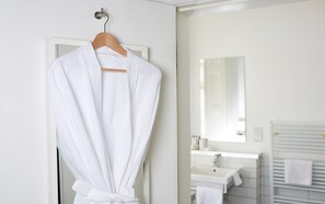 Hair dryer, towels - A luxury, spacious self-catering Edinburgh Townhouse with on-site parking and a south-facing garden. (Edinburgh)