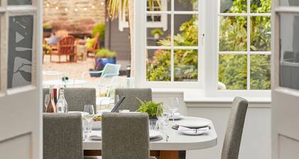 A luxury, spacious self-catering Edinburgh Townhouse with on-site parking and a south-facing garden.