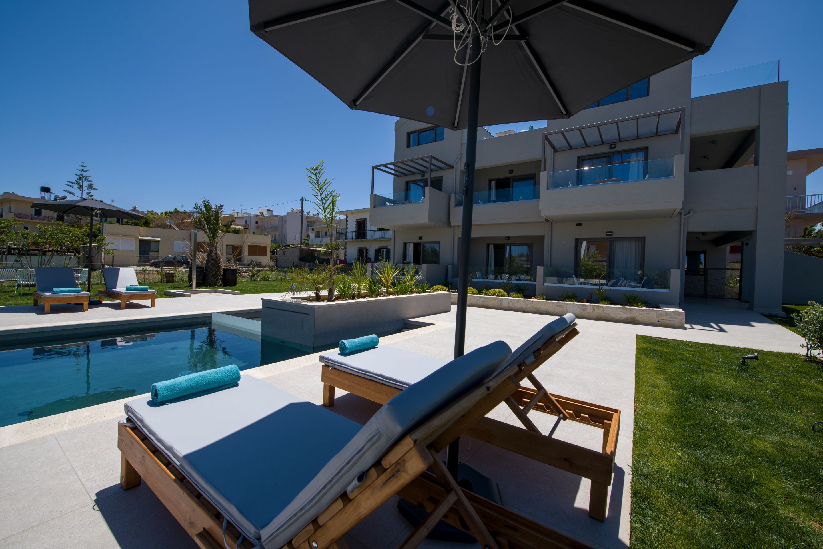 Piscine extérieure (ouverte en saison), parasols de plage