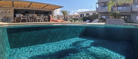 Bar junto a la piscina