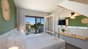 Una habitación de hotel moderna con una cama grande, un televisor, un balcón con vistas y una planta pequeña en un estante.