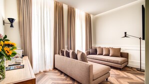 Una sala de estar moderna con dos sofás, una mesita de centro y una lámpara.