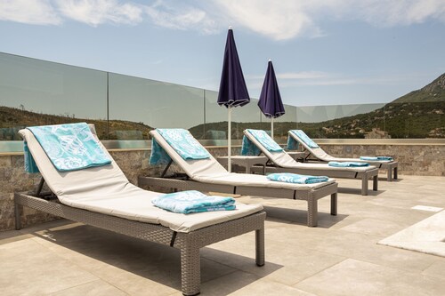 Outstanding 2-Bedroom Blue Poolside Apartment