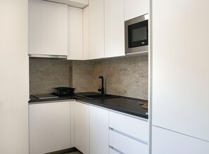 Fridge, oven, stovetop, electric kettle