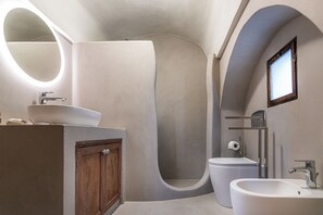 Shower, rainfall showerhead, bidet, towels - Alcova Lonoce (Ceglie Messapica)