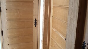 Una puerta de madera con un picaporte sencillo y un espacio visible entre la puerta y la pared.