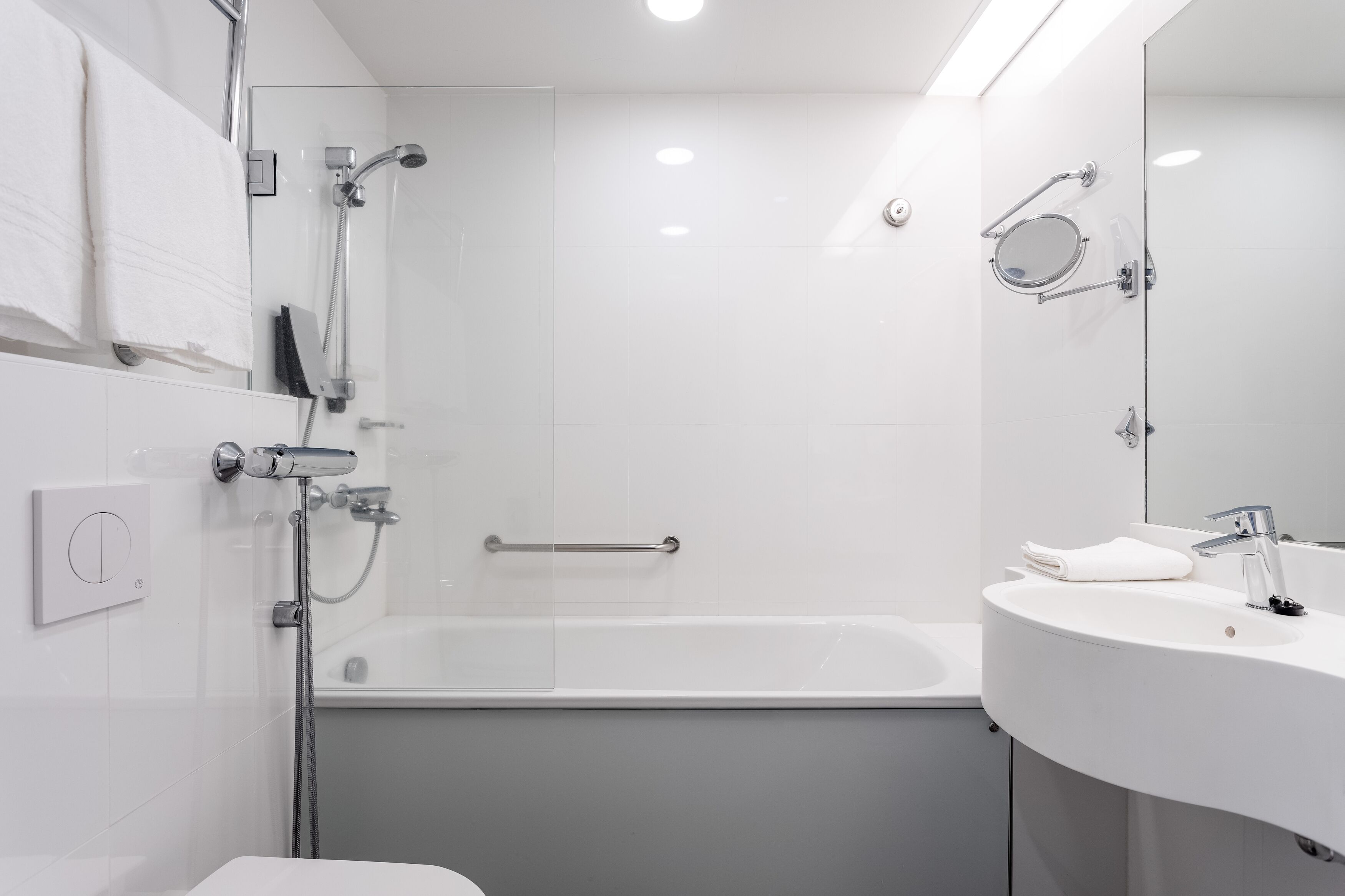 standard twin room | bathroom | hair dryer, bidet, towels