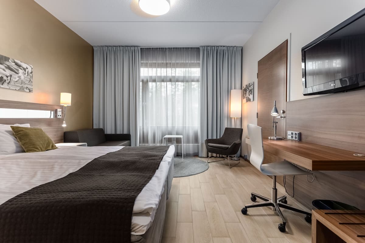 Standard Twin Room | Desk, laptop workspace, soundproofing, iron/ironing board