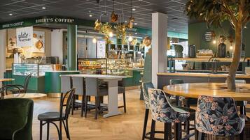 2 restaurants; lunch and dinner served