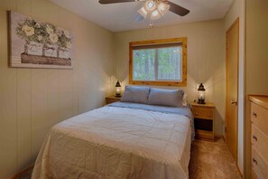 3 bedrooms, iron/ironing board, free WiFi, bed sheets - Super Cute Cabin in the Tall Trees (Lakeside)