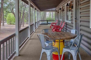 Outdoor dining - Super Cute Cabin in the Pines (Lakeside)