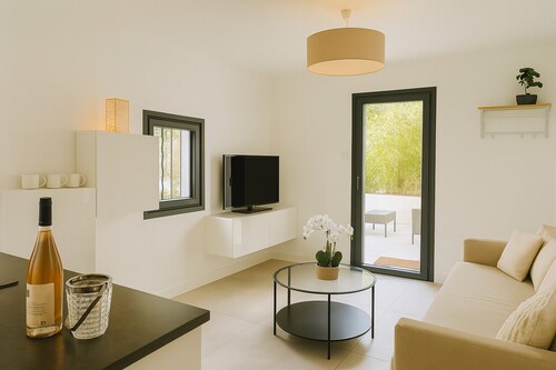 Maison jardin piscine parking - Les lauriers