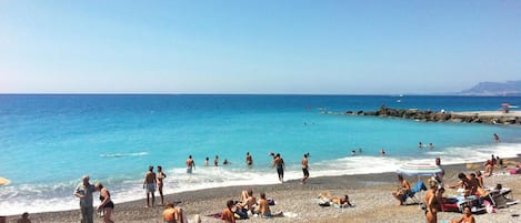 Una spiaggia nelle vicinanze