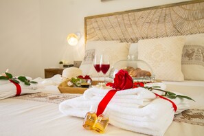 4 makuuhuonetta, tallelokero huoneessa, työpöytä, silitysrauta/-lauta