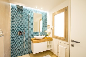 Bruser, hårtørrer, bidet, håndklæder