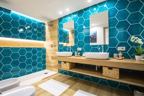 Shower, hair dryer, bidet, towels