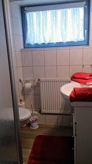 Classic-Apartment | Badezimmer | Dusche, Haartrockner, Handtücher, Toilettenpapier