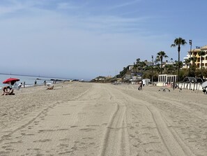Plage, chaises longues, serviettes de plage
