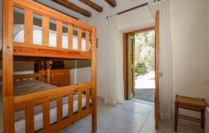 2 Schlafzimmer, Reisekinderbett