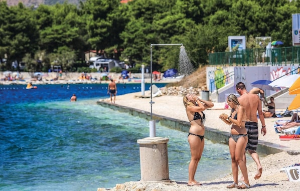 Una spiaggia nelle vicinanze