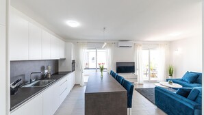 Un apartamento moderno con cocina, comedor y sala de estar.