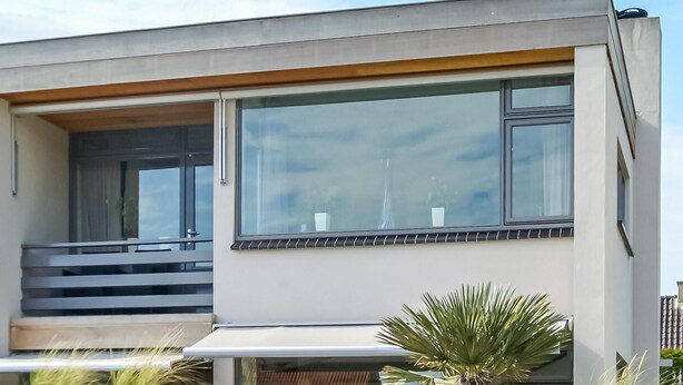 Een modern gebouw met grote ramen, een plat dak en een minimalistisch ontwerp.