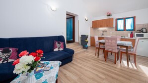 A compact living space with a sofa, dining table, and kitchenette. - 1 bedroom beautiful apartment in Pula (Pula)