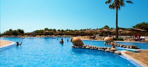 2 piscines extérieures, parasols, chaises longues
