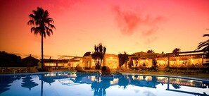 2 buitenzwembaden, parasols bij het zwembad en ligstoelen