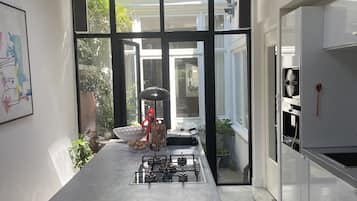 Een koelkast, een magnetron, een oven, een vaatwasser