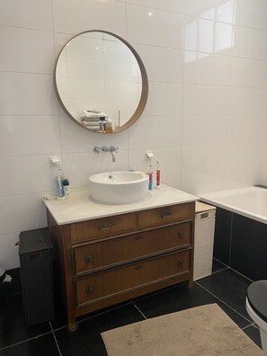 Bathtub, hair dryer, towels, soap - spacious family home close to the  beach witha (Den Haag)