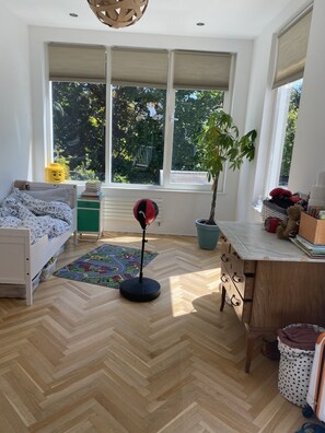 4 bedrooms, iron/ironing board, free WiFi, bed sheets - spacious family home close to the  beach witha (Den Haag)