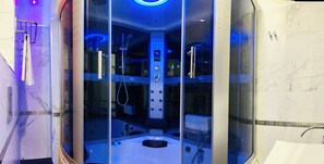 Duschwanne, Whirlpool, Haartrockner, Handtücher