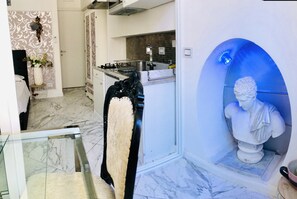 Een koelkast, een magnetron, een kookplaat, een waterkoker