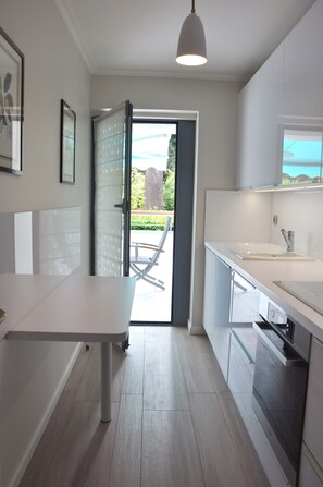 Kjøleskap, ovn, kokeplater og oppvaskmaskin