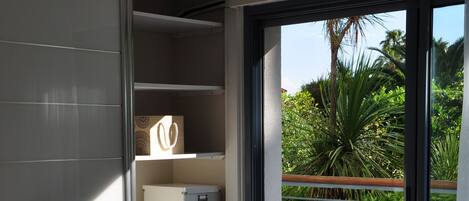 2 slaapkamers, een kluis op de kamer, een strijkplank/strijkijzer