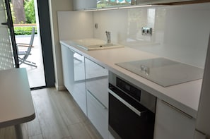 Fridge, oven, stovetop, dishwasher