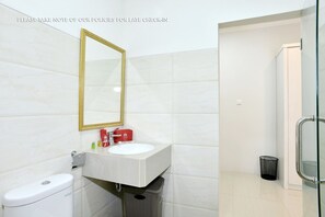 Bathroom - ZEN Rooms Kemang Raya (Jakarta)