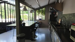 Fridge, microwave, oven, stovetop - Air-conditioned house with jacuzzi, enclosed garden with trees. (Avignon)