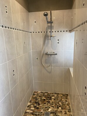 Chuveiro/banheira combinados, secador de cabelo, toalhas de banho 