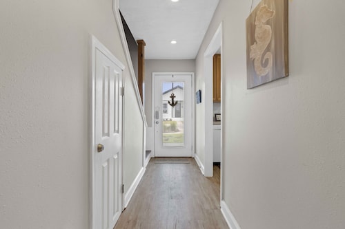 *Anchor Townhome w/Gulf views* Walk to beach/seafood