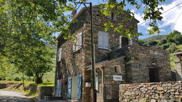 A stone building with a sign reading "MAIRIE" on the front. - Gîte de 4 Personnes Dans une Maison en Pierre de Pays (Matra)