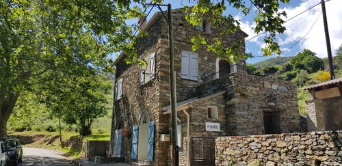Gîte de 4 personnes dans une maison en pierre de pays.